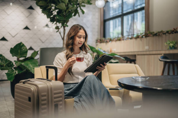 JCBプラチナ法人カードのプライオリティパスを利用して、空港のラウンジでくつろぐ人の画像